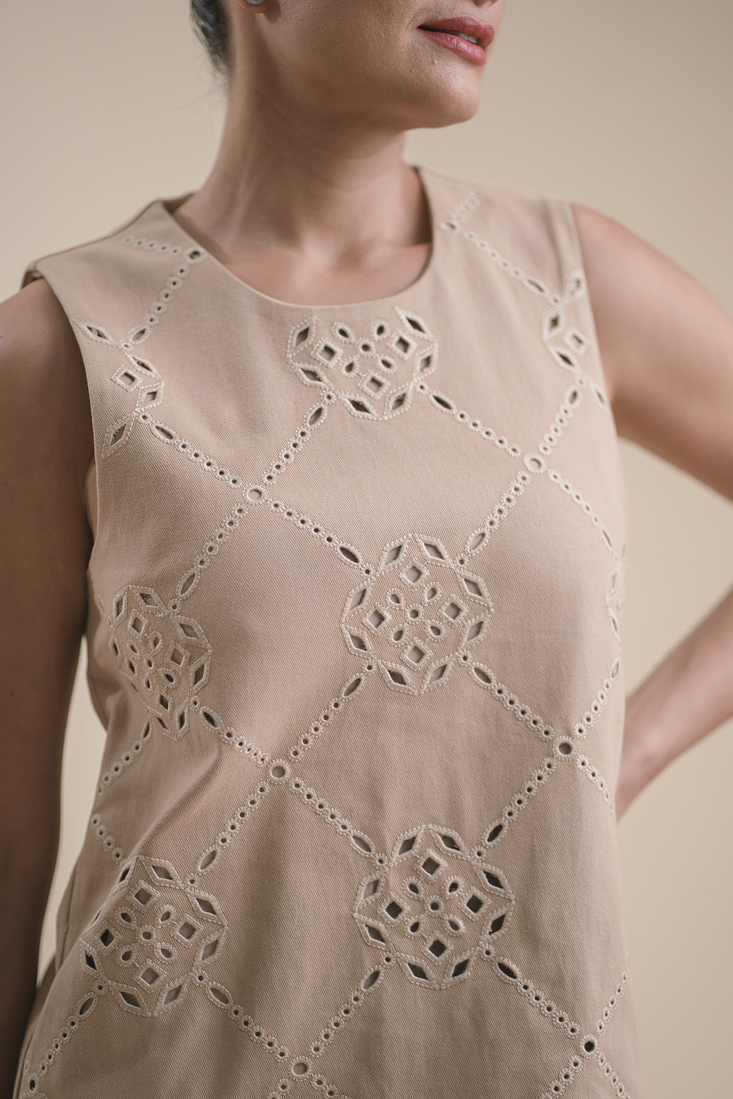 Vestido mini Bordado Beige